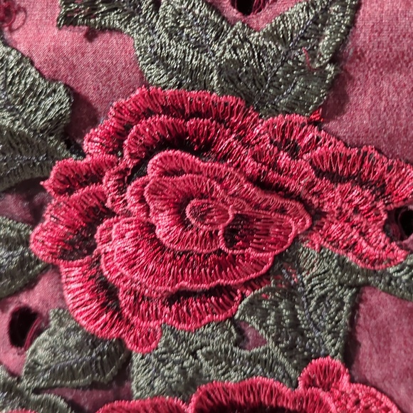 Local Lab Women's T- Shirt XL 3D Rose Embroidered Factory Distressed Holes NWOT - Picture 2 of 12